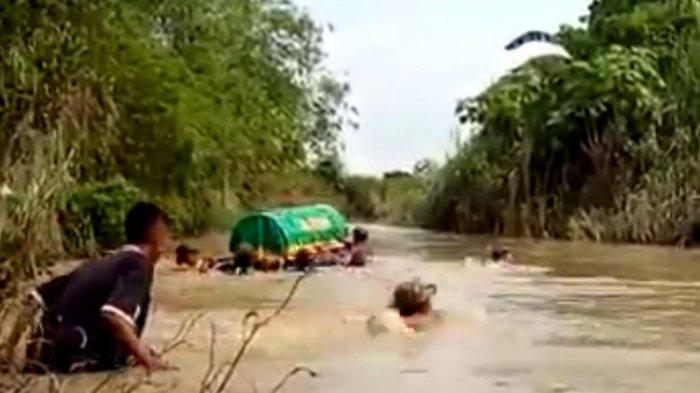Viral, Keranda Dihanyutkan di Sungai untuk Menuju TPU