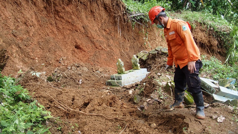 Ngeri! di Salajambe Kuningan Puluhan Kerangka Manusia Muncul dari Tanah