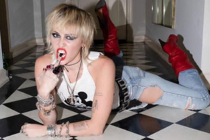 Wow, di Cover Majalah Miley Cyrus Umbar Payudaranya