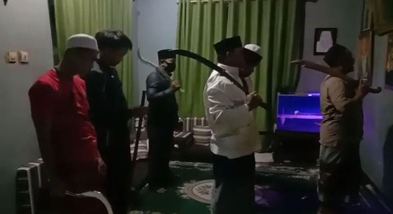 Beredar Video Seruan Jihad dan Sholat Sambil Bawa Pedang