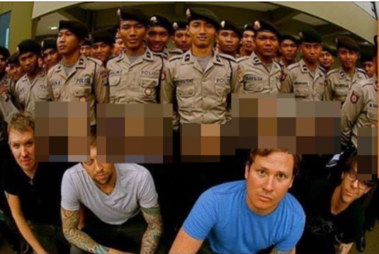 Mantan Vokalis Blink 182 Sebut Seragam Polisi Indonesia Aneh