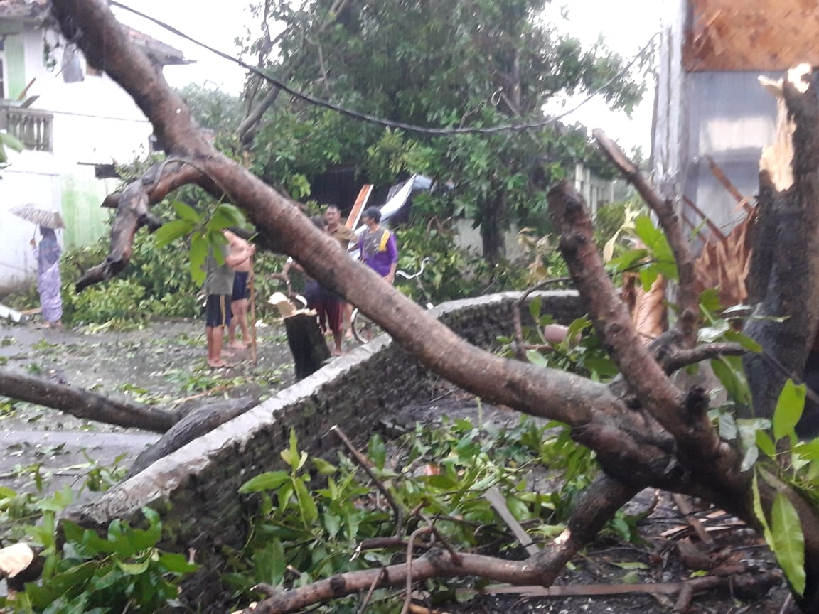 Update Puting Beliung Slangit: 278 Rumah Rusak, Warga Sempat Mengungsi