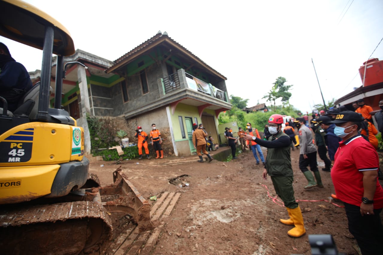 Ridwan Kamil Tinjau Lokasi Tanah Longsor di Sumedang