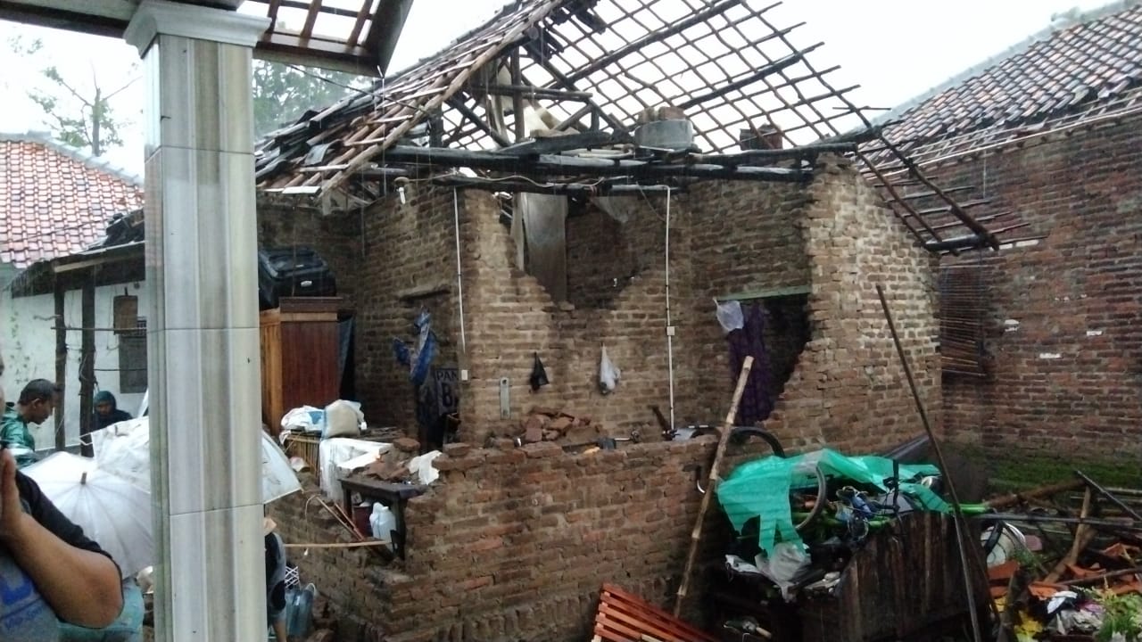 Desa Slangit Porak Poranda Diterjang Puting Beliung, Ratusan Rumah Rusak