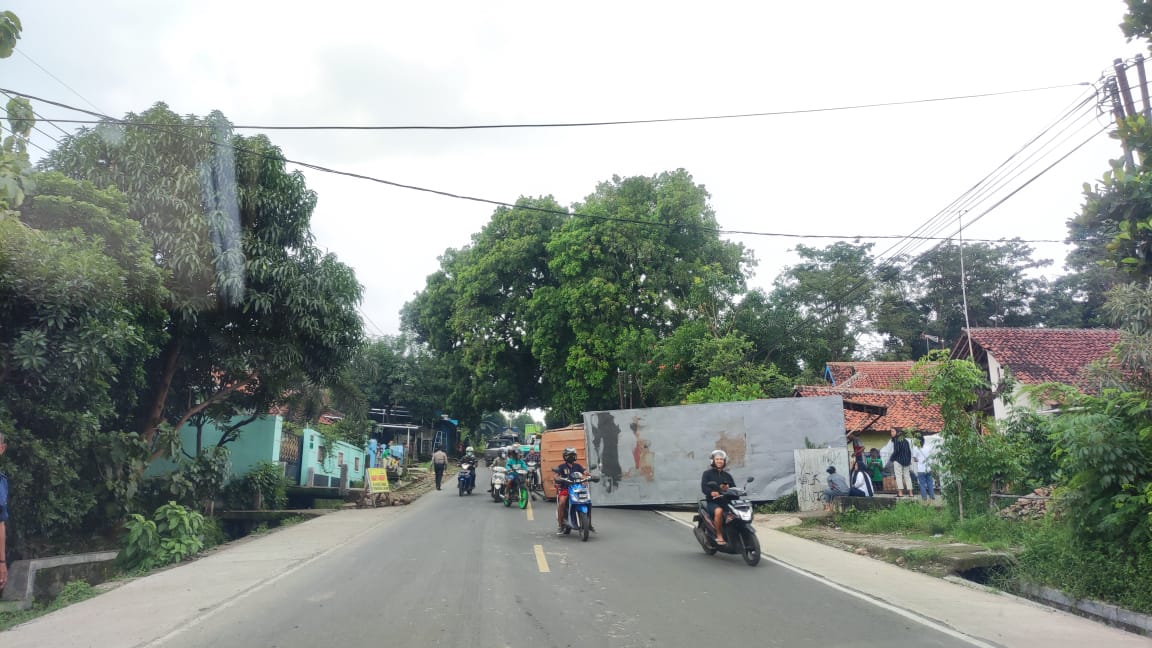 Truk Tronton Terguling di Tanjakan Batu Babi, Jalur Kuningan Cirebon Macet