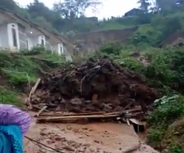 Hujan Deras, 8 Rumah dan 1 Orang Warga Tertimbun Longsor