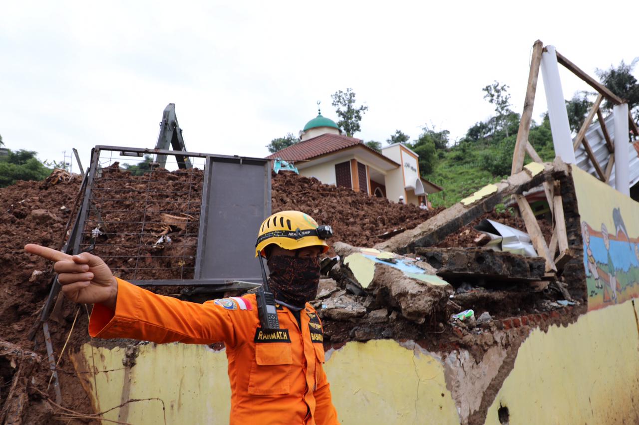 Update Longsor Cimanggung: 28 Korban Meninggal Ditemukan