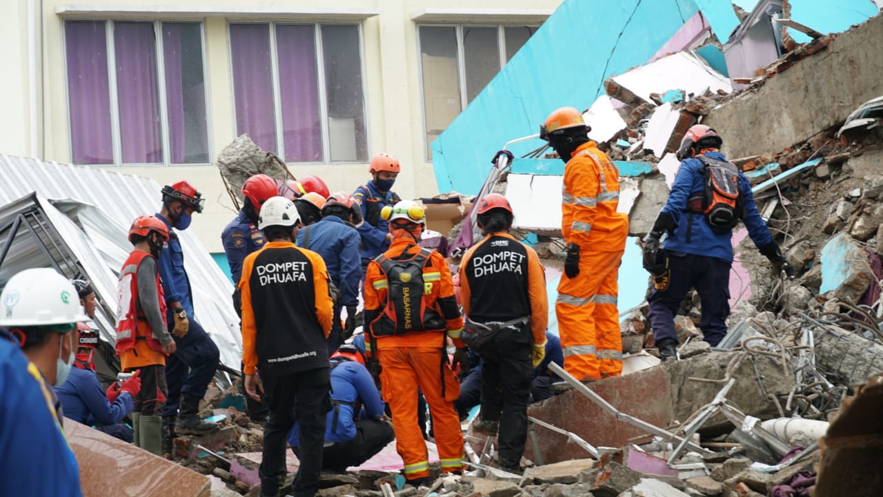 Update Gempa Majene: 73 Orang Meninggal Dunia