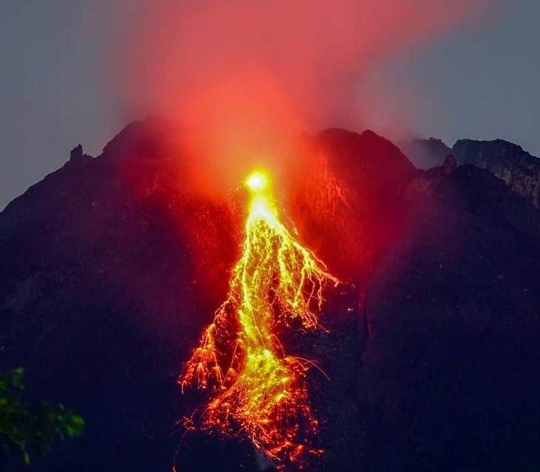 Intensitas Lava Pijar Gunung Merapi Meningkat Hingga Jumat Pagi