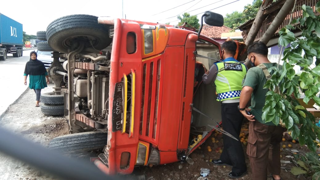 Tabrak Kakek hingga Kritis, Truk Diesel sampai Terbalik di Pantura Kandanghaur