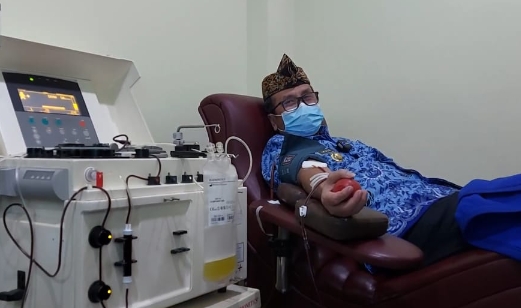 Kebutuhan Meningkat, Bupati Cirebon H Imron Donorkan 625 CC Plasma Darah
