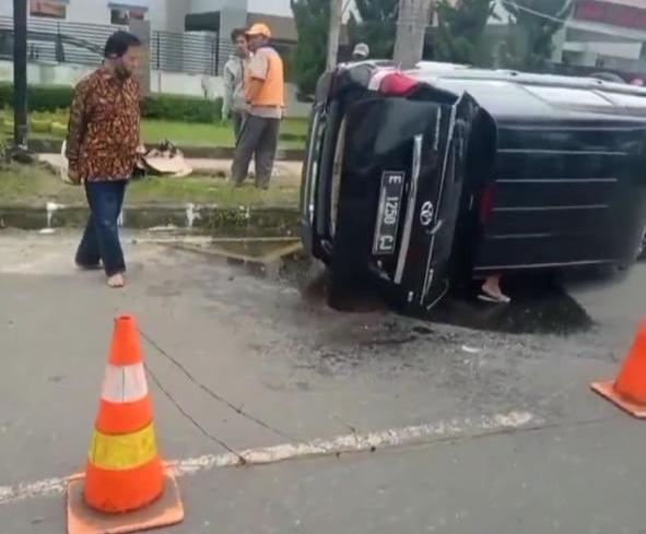 Kecelakaan di Depan RS Pelabuhan, Avanza Gagal Nyalip, Nyungsep