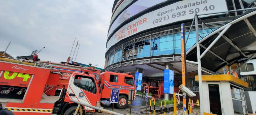 Pengunjung Panik Berlarian karena Mall Kebakaran