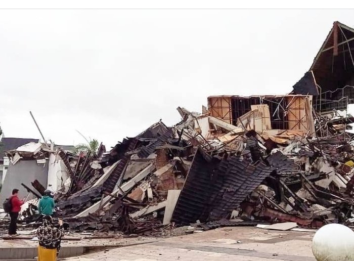 Gempa Sulbar: 3 Orang Meninggal, Kantor Gubernur Roboh