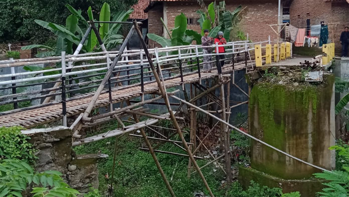 Sudah Dua Tahun Lebih Warga Kampung Sumurwuni Argasunya Gunakan Jembatan Darurat