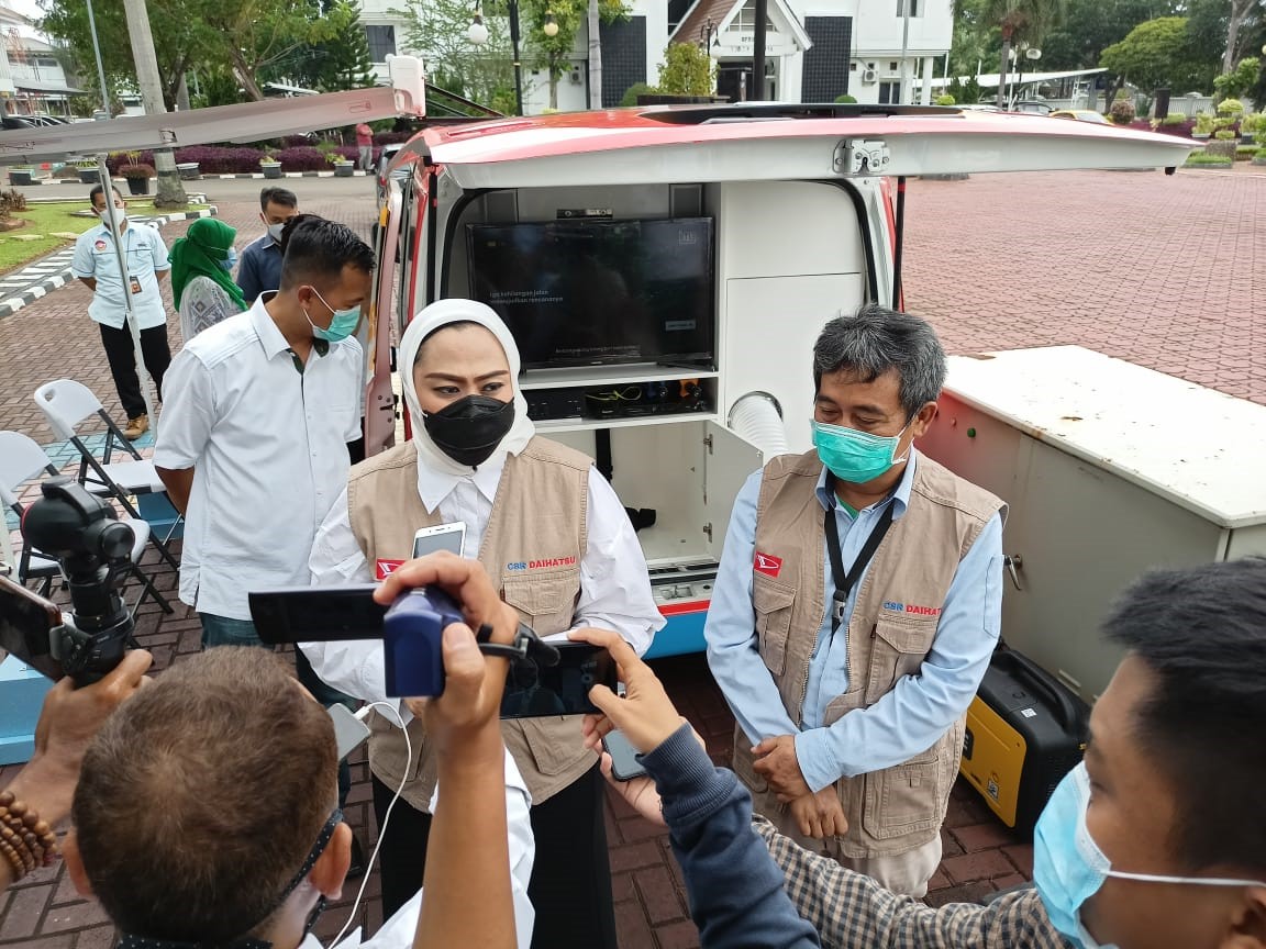 Daihatsu Donasi Mobil Klinik ke Karawang