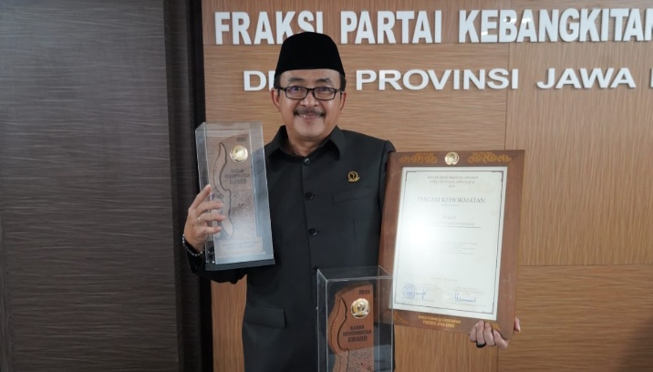 Badan Kehormatan DPRD Jabar Anugerahi Ketua Fraksi PKB Sidkon Djampi Award 2020