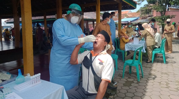 Peziarah Sunan Gunung Jati Dites Swab Massal