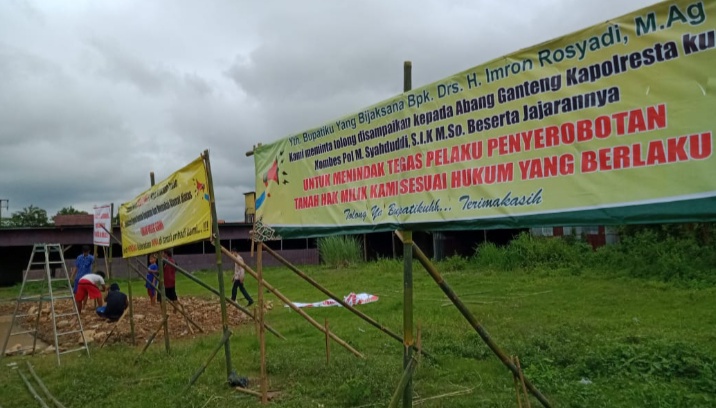 Pemilik Pasang Spanduk dan Pagar Kayu di Atas Tanah yang Diduga Diserobot WNA