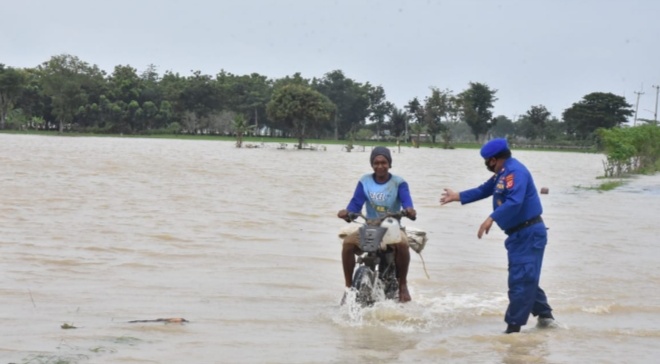 Polresta Cirebon Siagakan Personel di Lokasi Banjir, Bantu Warga