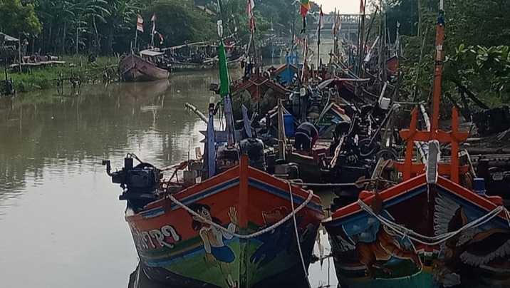 Gelombang Ombak Masih Tinggi, Nelayan di Cirebon Masih Enggan Melaut