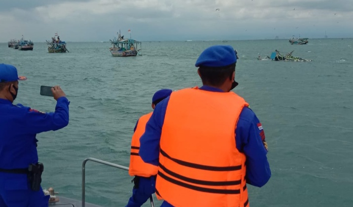 Satu Malam Penuh Para ABK BRS Utama Pantura Terapung di Laut