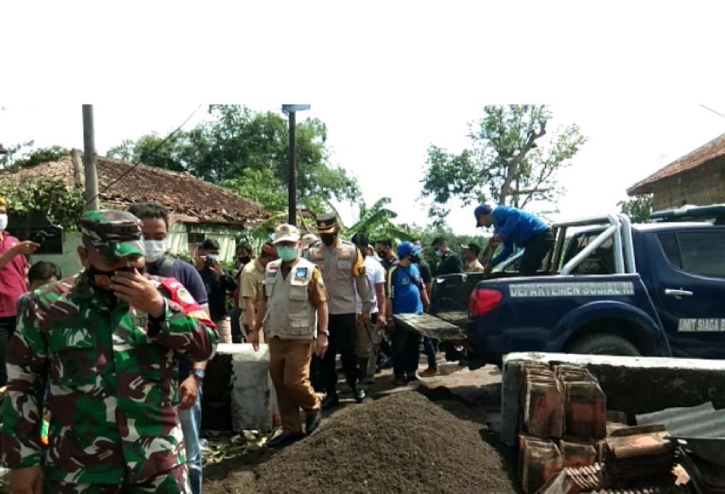 Kunjungi Korban Puting Beliung Desa Slangit, Bupati Janji Bantu Masyarakat