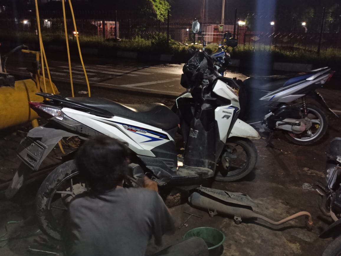 2 Motor Matic Gembos Hajar Lubang Pantura Susukan