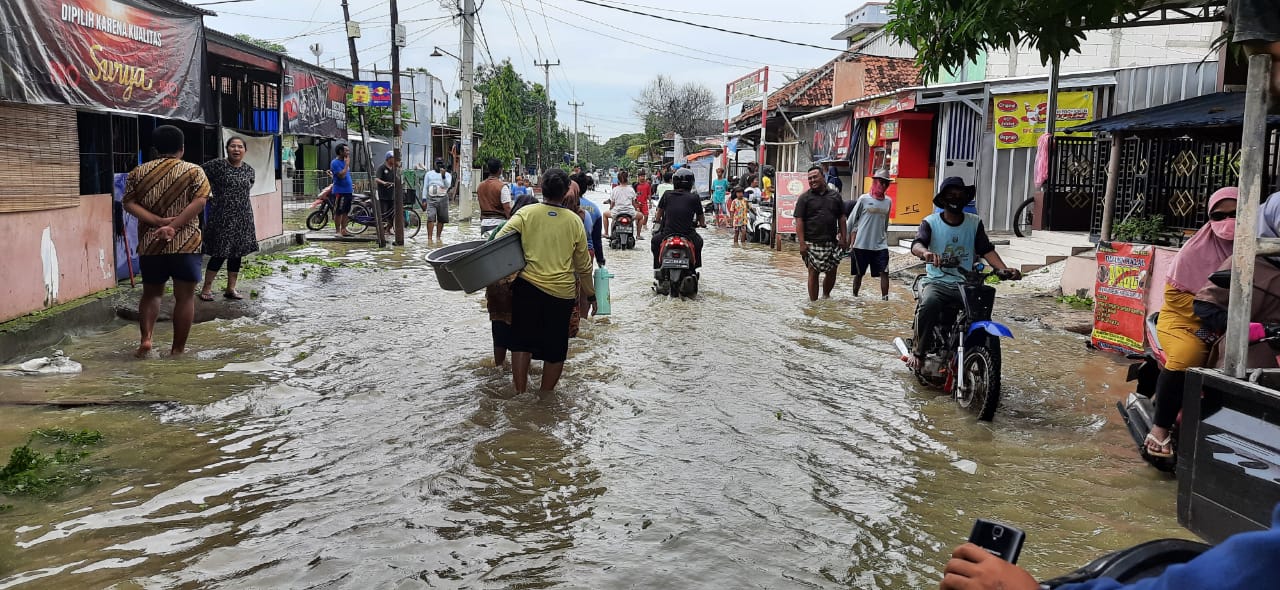 Siang Ini, Banjir Masih Rendam Ratusan Rumah di Indramayu
