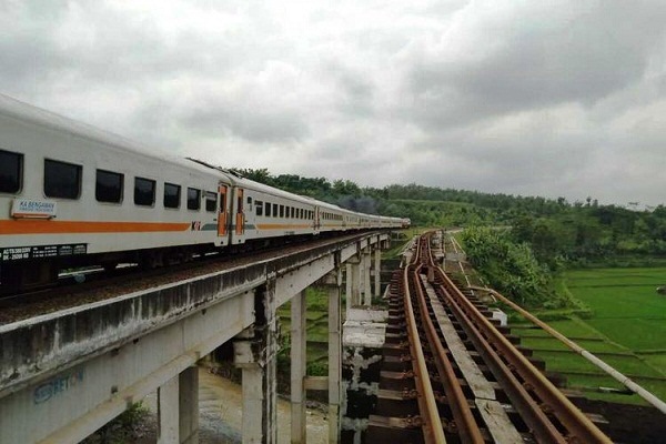 Jembatan Tonjong Diperbaiki, Kereta Api Sudah Bisa Melintas