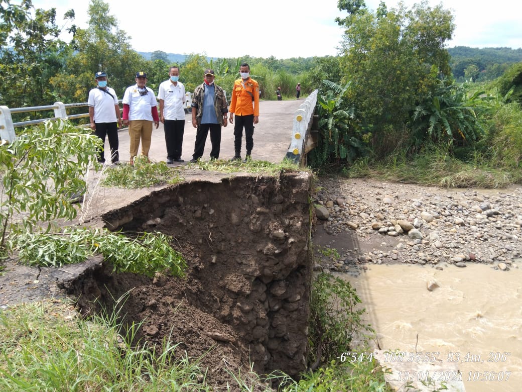 Jalan Karangwuni Longsor, Tak Bisa Dilewati Mobil