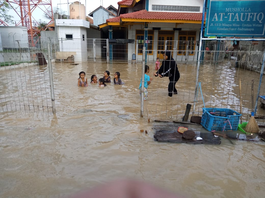 Sempat Surut, Rob Kembali Terjang Pesisir Eretan Indramayu