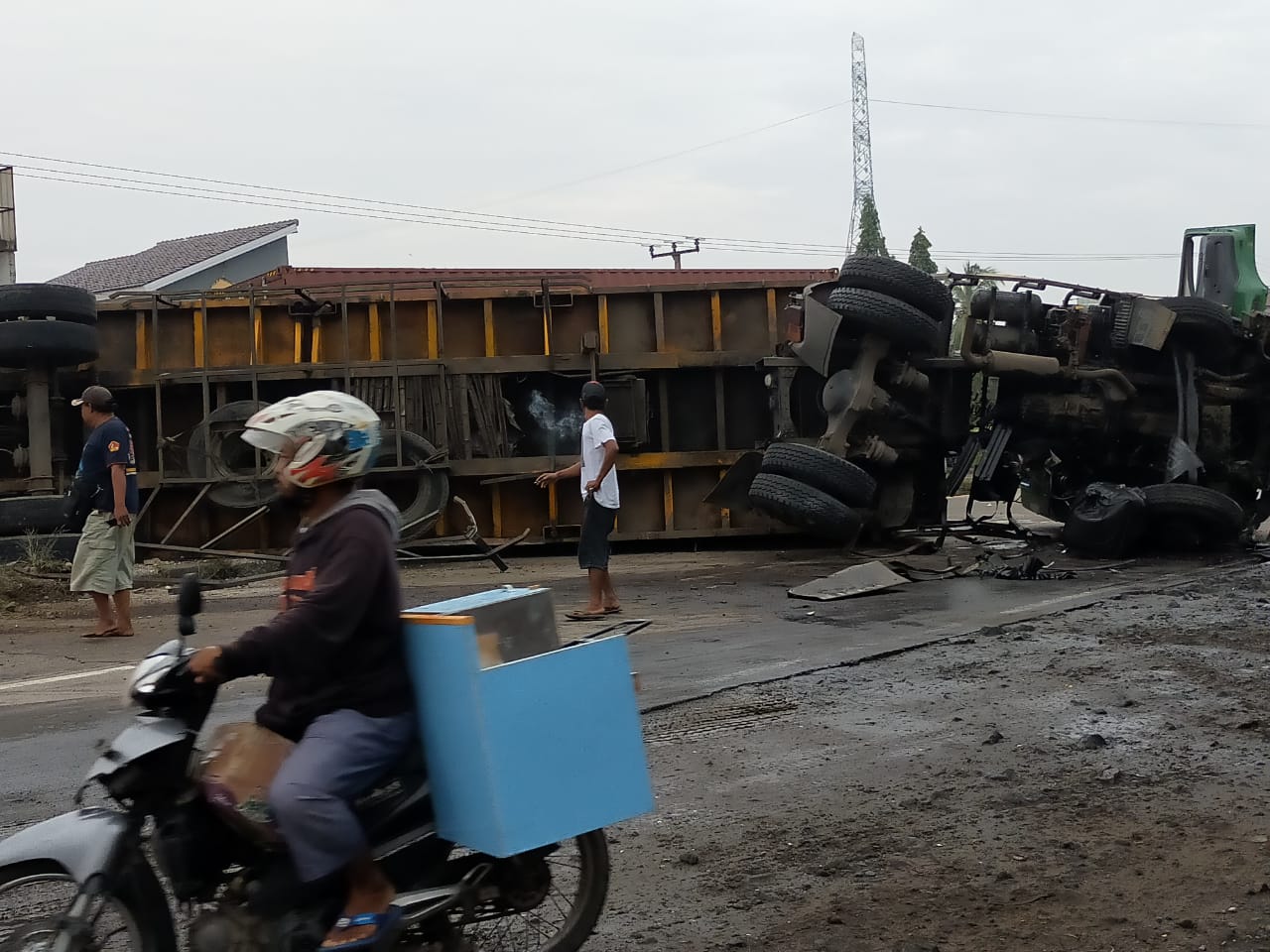 Truk Kontainer Terguling, Pantura Indramayu Macet Arah Jakarta dan Cirebon