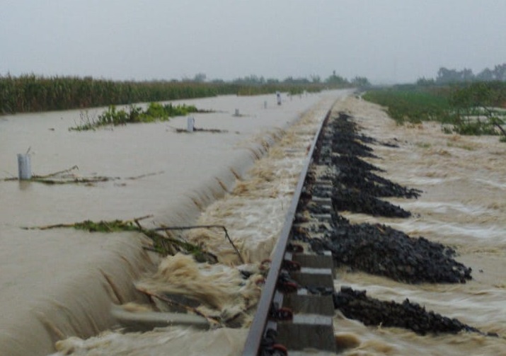 Rel Tergenang Banjir, Tidak Dapat Dilalui Kereta Api, Jadwal Terlambat