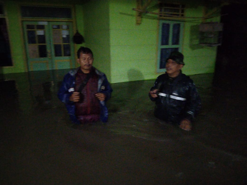 Sejumlah Wilayah di Kabupaten Cirebon Banjir, Desa Gamel Tergenang Sepinggang