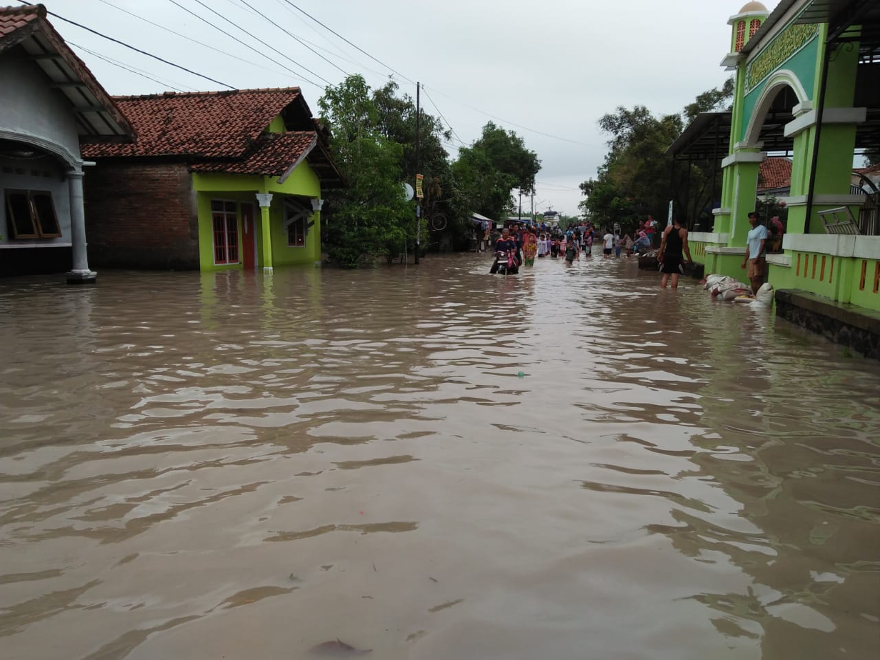 Masih Tergenang Banjir, Lalu Lintas Bakung Lor-Suranenggala Kulon Terputus