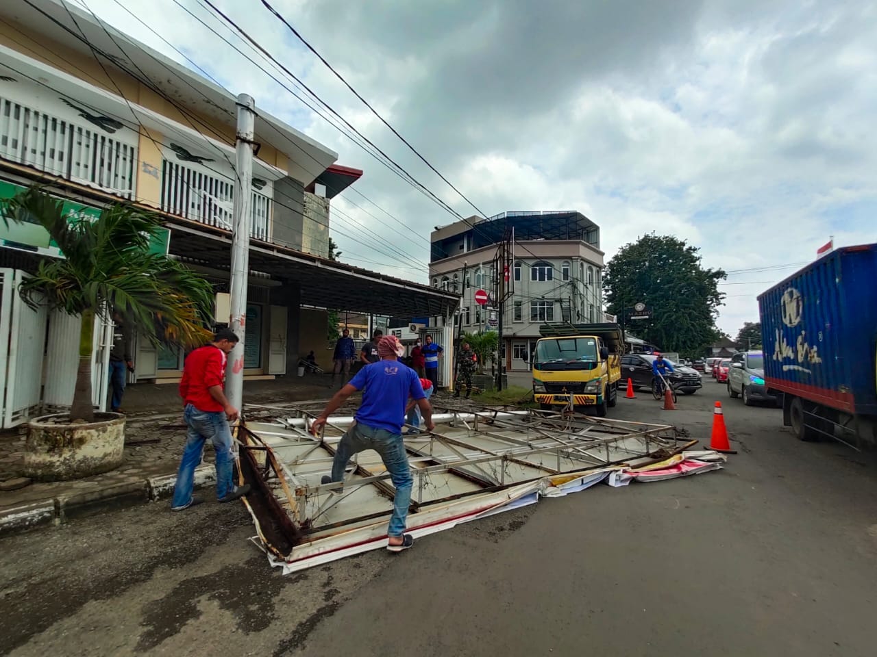 Angin Kencang, Baliho Rapuh Ambruk di Jl Prujakan