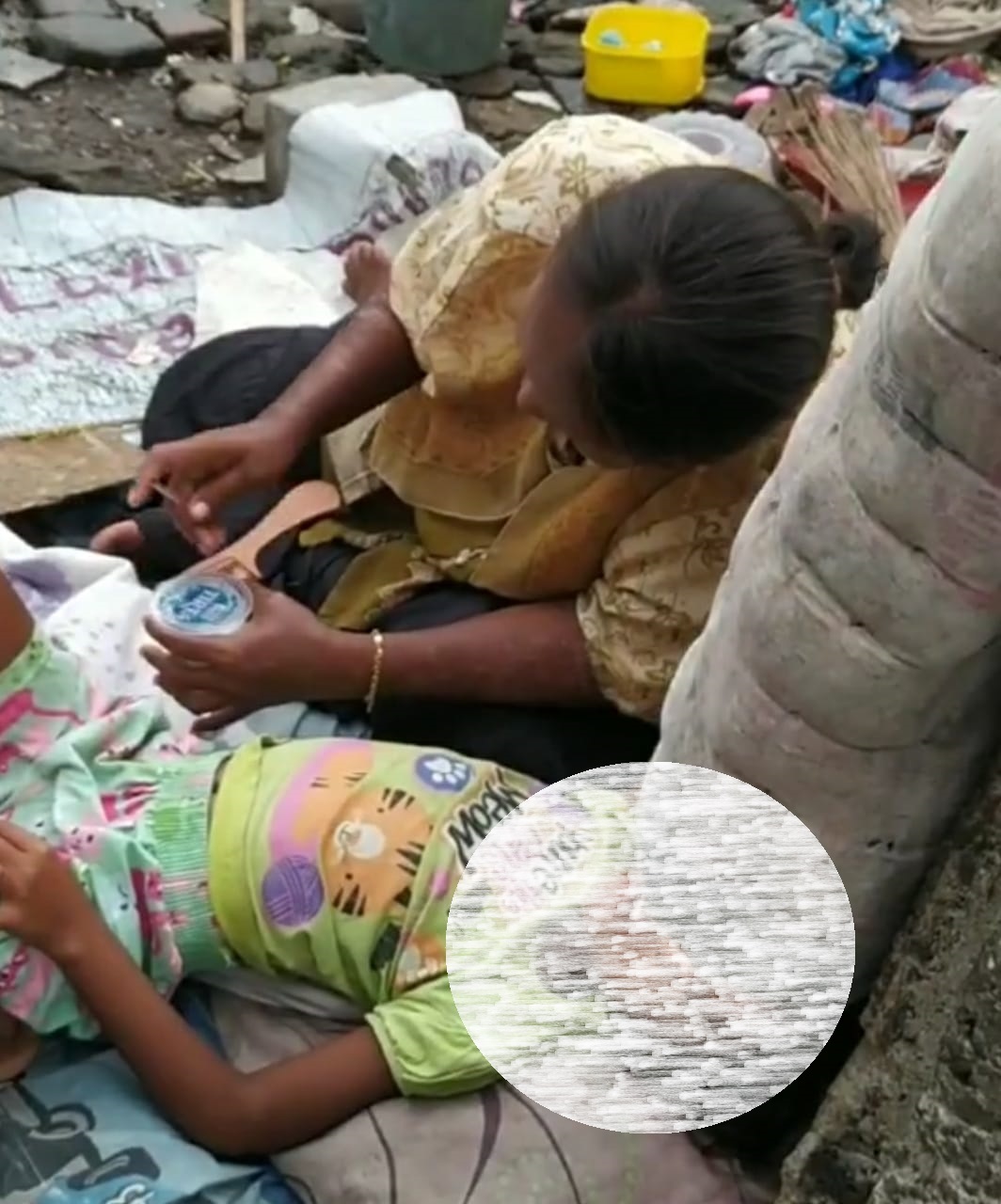 Memprihatinkan, Ibu dengan Empat Anak Ini Tinggal di Lampu Merah Kanggraksan