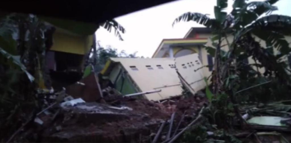 Majalengka Longsor Lagi, Kantor Masjid Ambruk