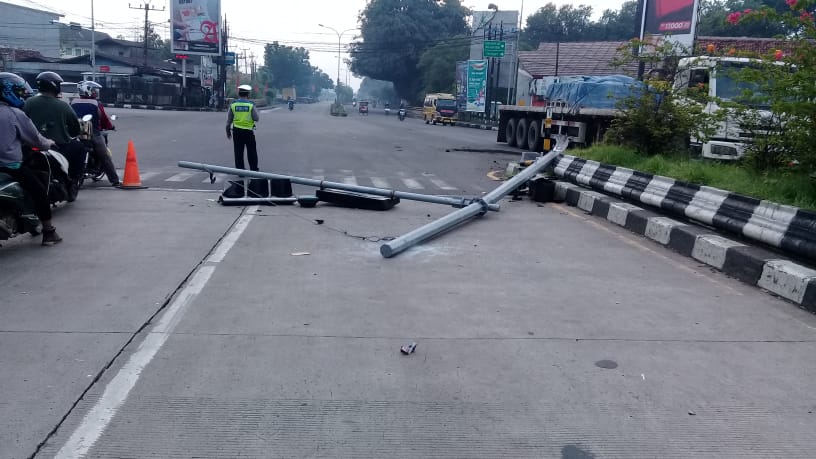 Lampu Merah Kanggraksan Roboh Dihajar Truk Tronton