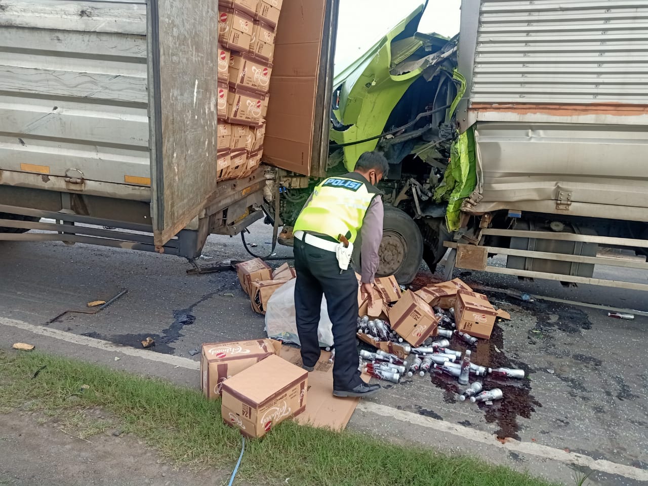 Pagi Ini, Truk Tronton Tabrakan di Pantura Eretan Indramayu