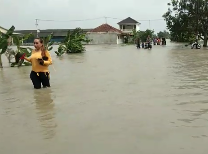 Banjir di Bakung Lor, Netizen salah Fokus dengan Wanita Berbaju Kuning