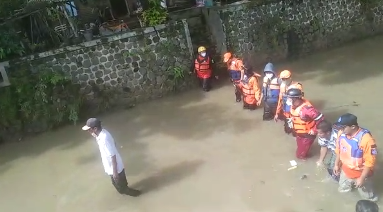 Begini Cara Petugas Temukan Jenazah Anak Tenggelam di Talun