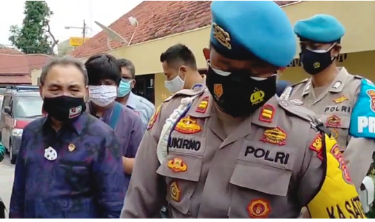 Air Mata Jatuh, Saat Korban  Mengenang Kejadian Bom Masjid Adz Zikra Polres Cirebon Kota