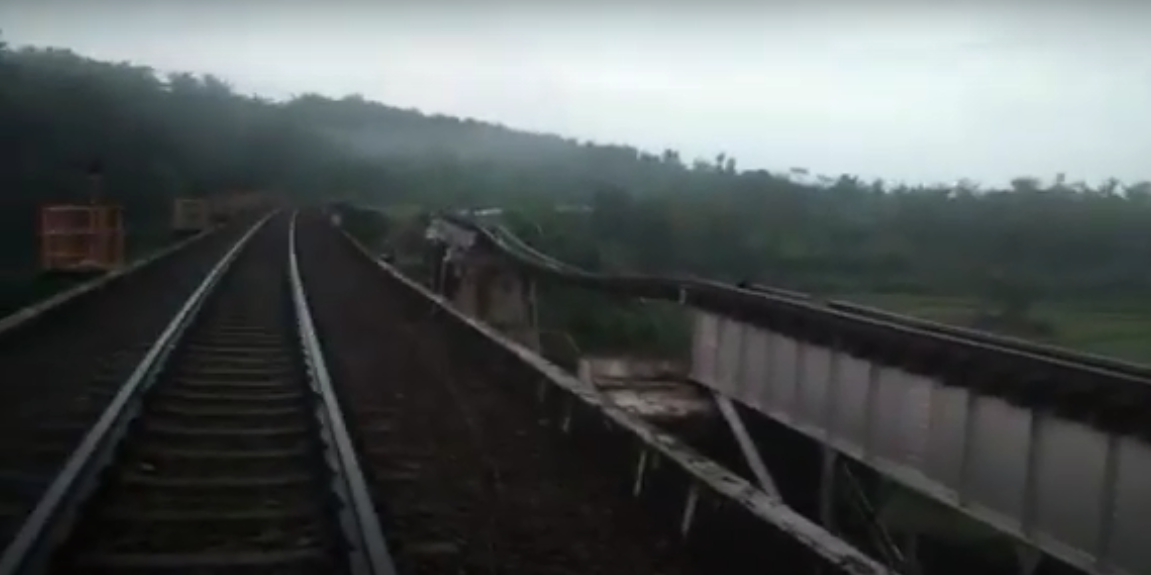 Jembatan Tonjong Ambruk, Berikut Rute Pengalihan Kereta Api Melintas di Daop 3 Cirebon