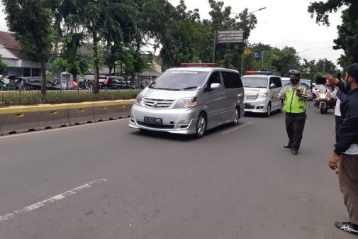 Jenazah Syekh Ali Jaber Dikawal Polisi Hingga Ojek Online