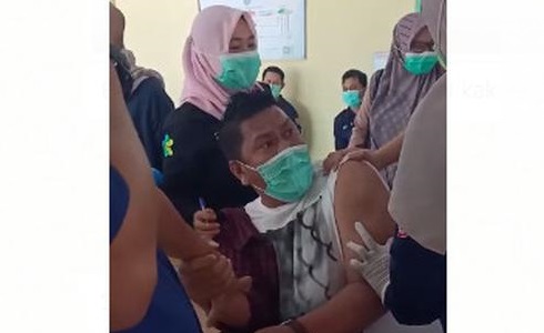 Viral Video Kepala Puskesmas Histeris Disuntik Vaksin