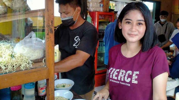 Kenalin, Nur Fitriani Penjual Bakso Cantik yang Sedang Viral