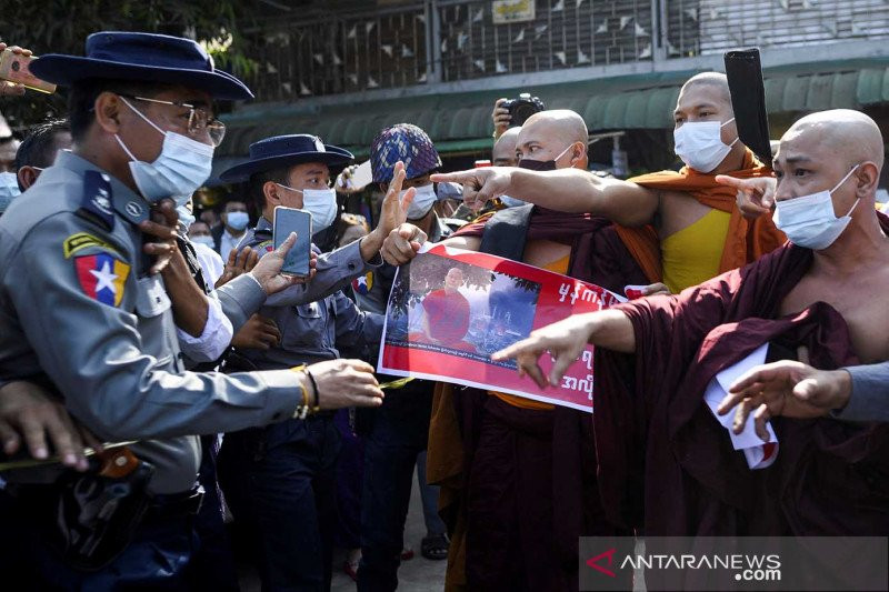 Pendukung Biksu Wirathu Bentrok dengan Polisi