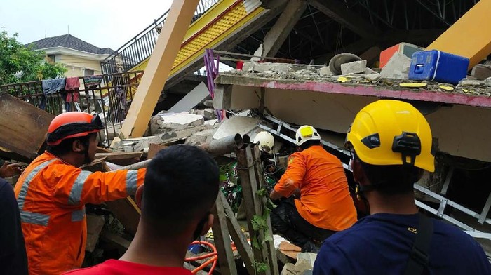 Tolong! Sulbar Butuh Bantuan Cepat, Banyak Korban Terhimpit Bangunan